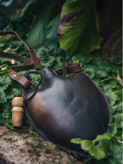 Trollfelsen_Mittelalter_Gewandung_Wasserschlauch_Trinkflasche_Leder_Costrel (2) Trollfelsen_Mittelalter_Gewandung_Wasserschlauch_Trinkflasche_Leder_Costrel (2)